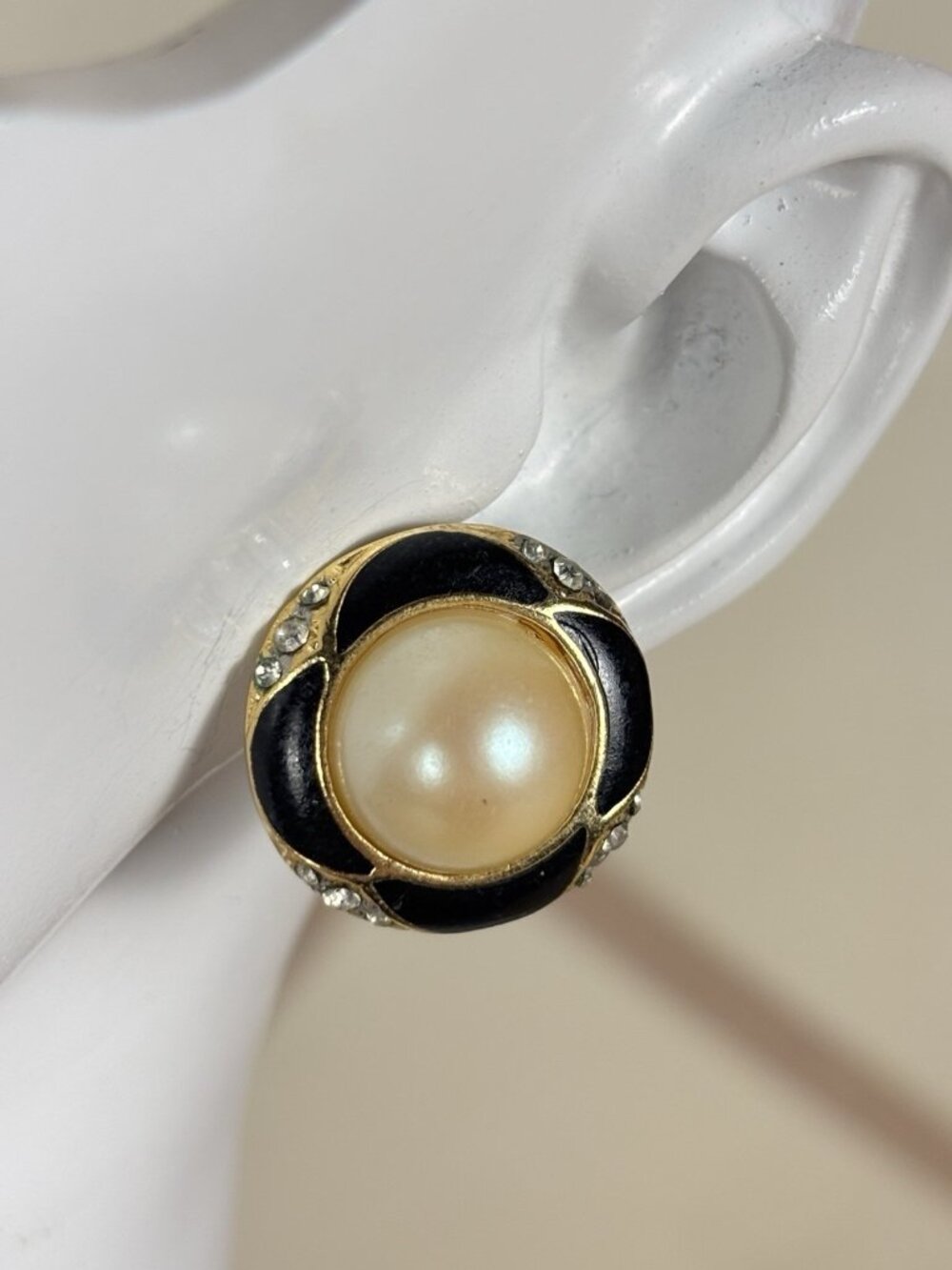 VTG-1990's Gold Tone Faux Pearl & Black Enamel Pierced Earrings A73 Jewelry